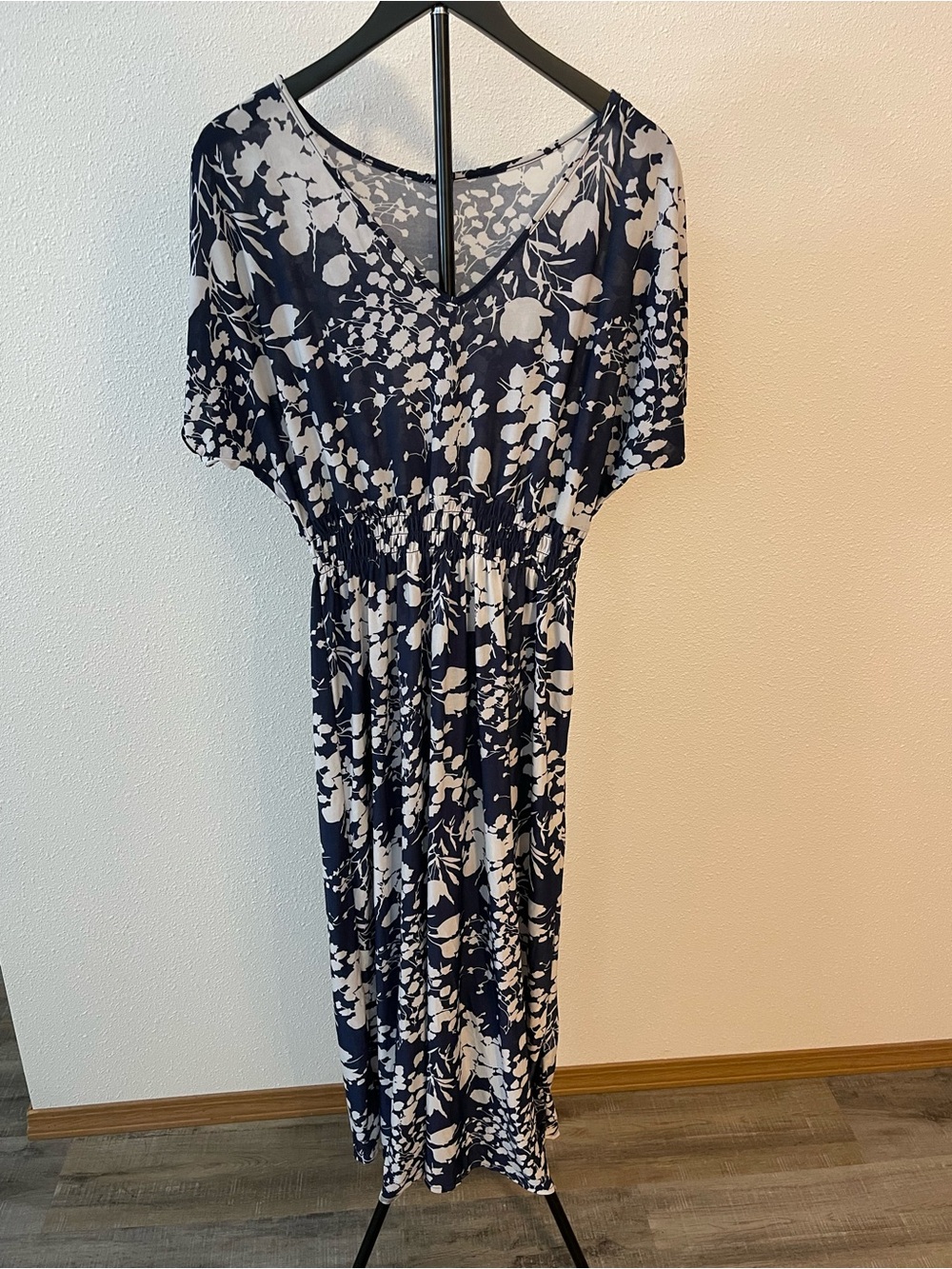 West loop medium Women's Navy and White Floral V-Neck Maxi Dress